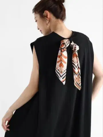 Vin 블랙 슬리브리스 롱 원피스 스카프 포함