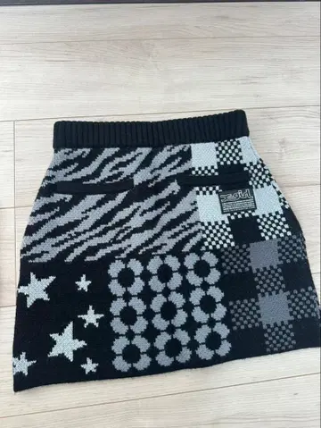 MULTI PATTERN KNIT MINI SKIRT