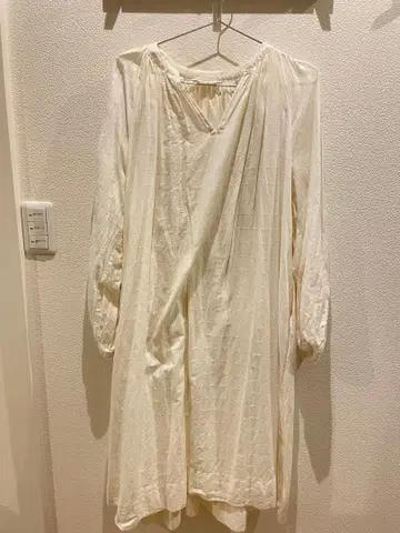 OUNCE 화이트 긴팔 원피스