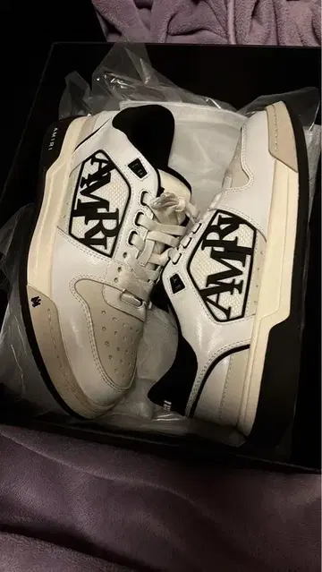 AMR 로고 화이트 블랙 스니커즈