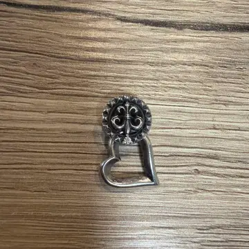 딜 디자인의 실버 탑!