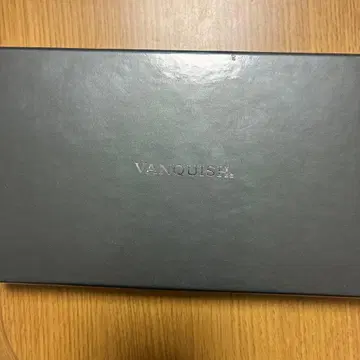 VANQUISH 스터드 장식 가죽 장지갑