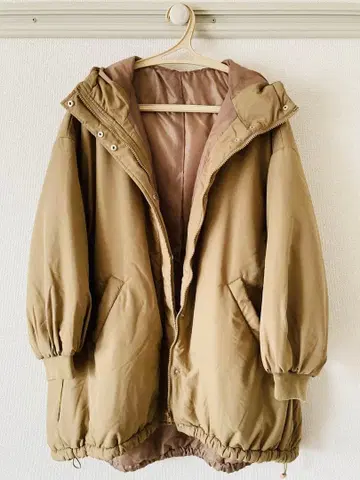베이지 후드 부착 다운 자켓