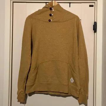 고 슬로우 카라반 버튼 하이넥 후드티 베이지