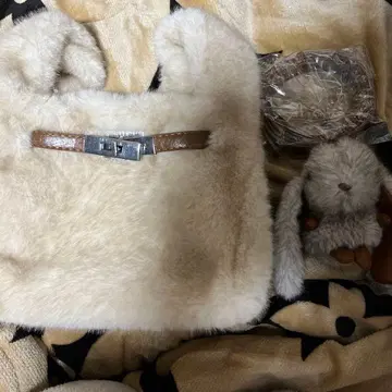 퍼 토트백 크림색 봉제 인형 포함