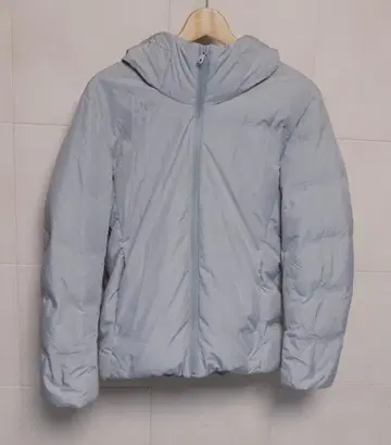 유니클로 심리스 다운 자켓 S 옅은 그레이 경량 방풍 내구성 발수 사양