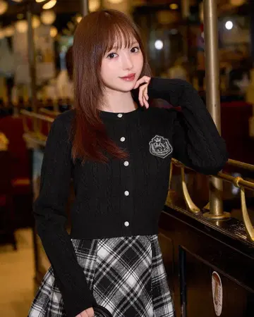 미셸 마카롱 와펜 부착 가디건