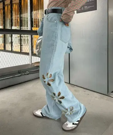 HELLO.SANFRANCISCO 플라워 컷 아웃 데님 팬츠 XS