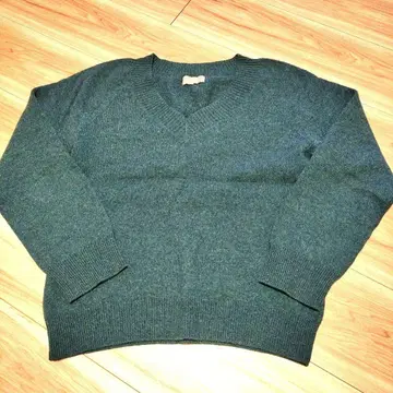 MARGARET HOWELL 다크 그린 V넥 스웨터