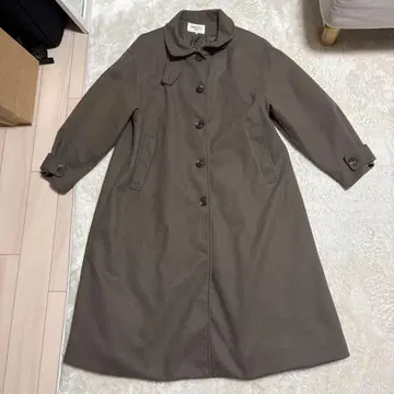 브라운 단추식 롱 코트