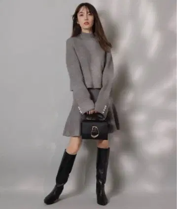 Apuweiser-riche 하이넥 니트 x 미니 스커트 세트 그레이