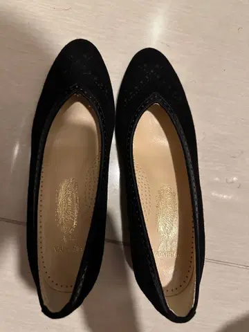 YOSHINOYA 블랙 스웨이드 펌프스 23.5cm