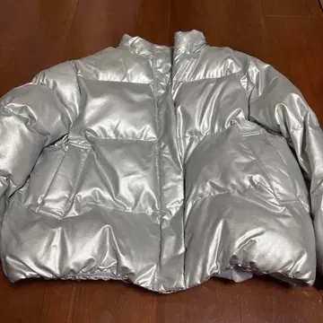 실버 다운 자켓 광택 마감