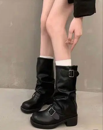 버클 달린 블랙 부츠