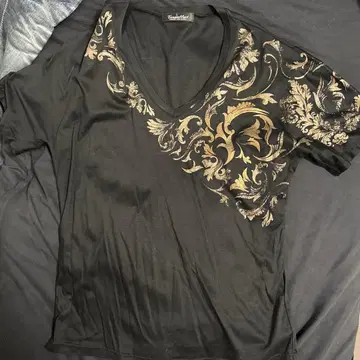 토네이도 마트 블랙 V넥 티셔츠