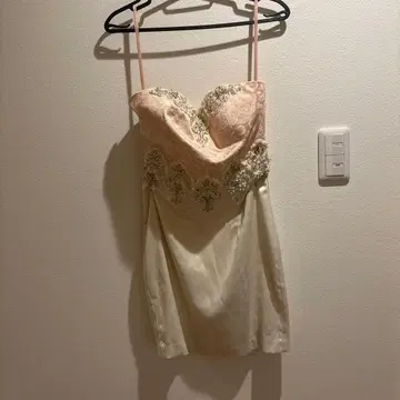 비즈 자수 스트랩 포함 미니 드레스