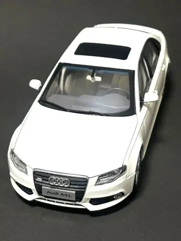 Audi A4 화이트 미니카 1/18 화이트