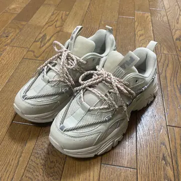 FILA 베이지 통굽 스니커즈