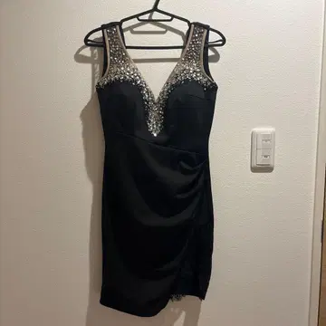 비쥬 장식 블랙 타이트 드레스