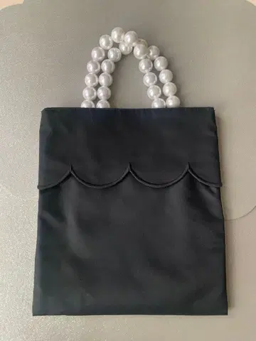 마를롱에논피 스캘럽 백 서브 백 펄 핸들 토트백