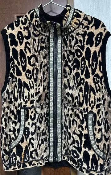 이세리야 레오파드 무늬 플리스 니트 베스트