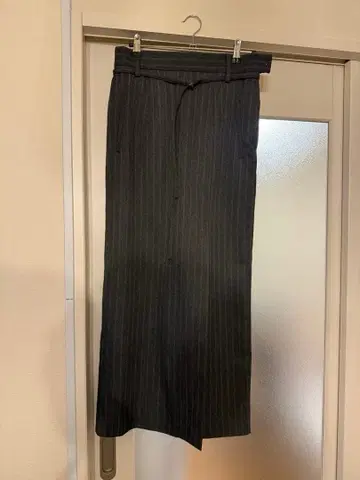 MAISON SPECIAL 그레이 스트라이프 타이트 스커트 벨트 포함