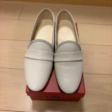 REGAL 화이트 가죽 로퍼