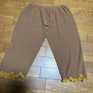 브라운 폼폼 포함 슬랙스