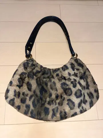 kate spade 레오파드 무늬 퍼 핸드백