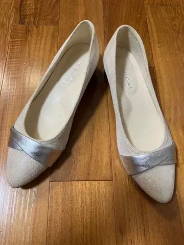 리갈 라메 스웨이드 로우힐 펌프스 베이지 실버 23.5