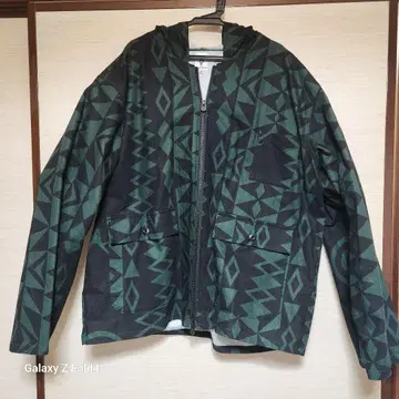 기하학 패턴의 마운틴 파카