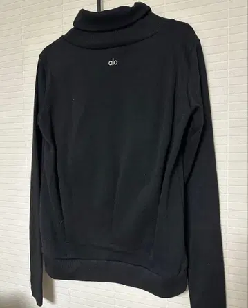 alo 터틀넥 맨투맨 블랙