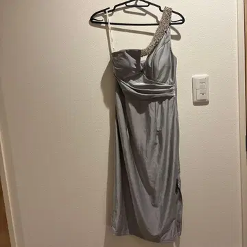 그레이 원숄더 드레스 비쥬 부착