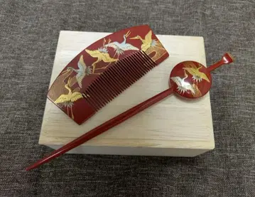 학 디자인의 빗과 머리 장식 세트