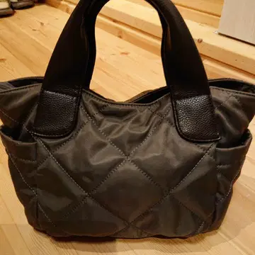 다크 그레이 퀼팅 토트백