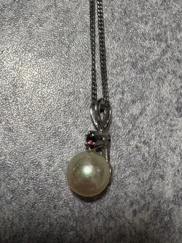 진주와 빨간색 스톤의 목걸이