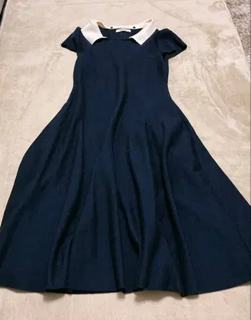 르네 카라 부착 니트 원피스