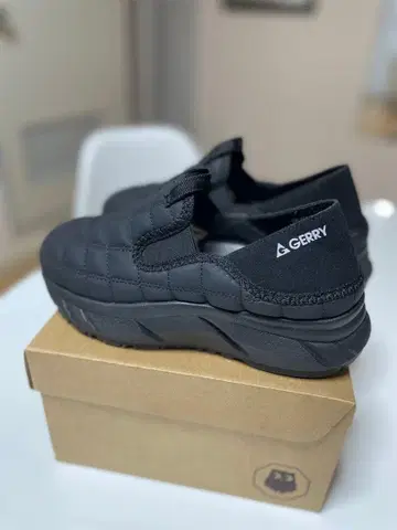 GERRY 블랙 슬립온 통굽