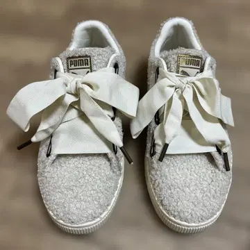 PUMA 화이트 퍼 스니커즈 리본 포함 23.5cm
