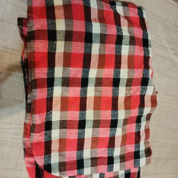 빨간색 계열 체크 무늬 코몬