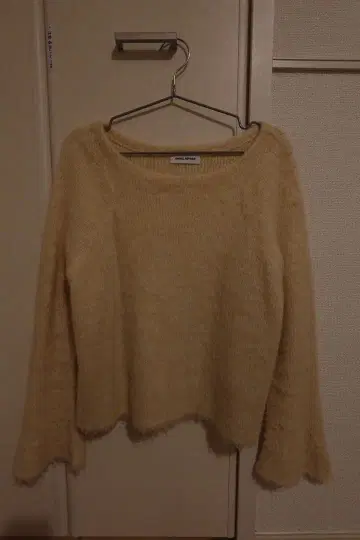 EMMEL REFINIS 보트넥 샤기 니트 풀오버