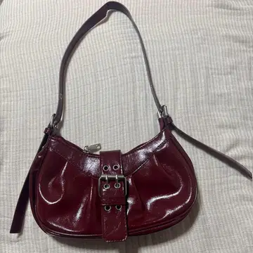 버건디 핸드백