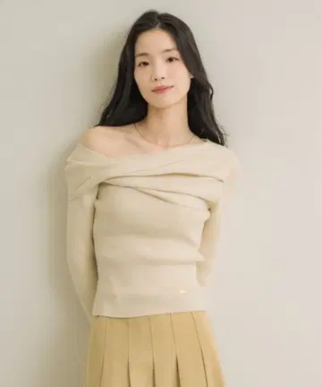 택 포함 새상품 NEUNA 트위스트 원숄더 니트 아이보리