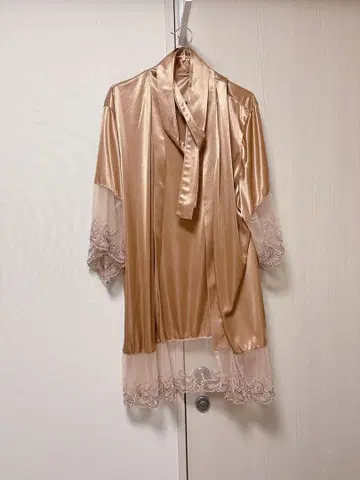 브라운 새틴 목욕 가운 레이스 포함 Ravijour 골드