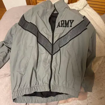 ARMY 로고가 달린 그레이 나일론 자켓