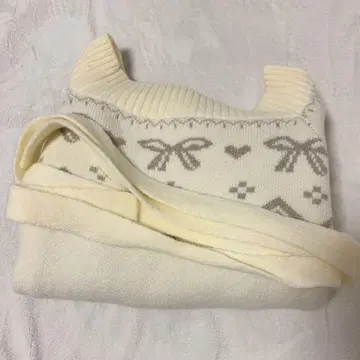 노르딕 무늬 리본 포함 오프숄더 니트 TITTY&CO.