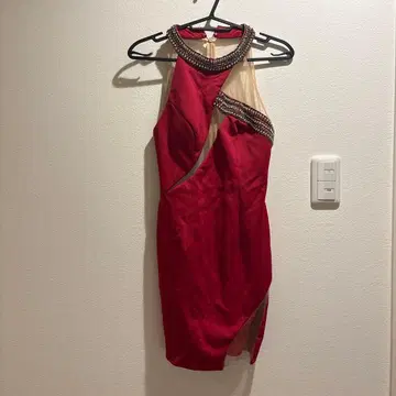 비쥬 장식 하이넥 레드 드레스