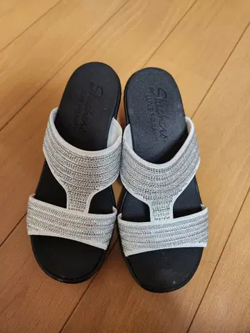 Skechers 화이트 스트랩 샌들