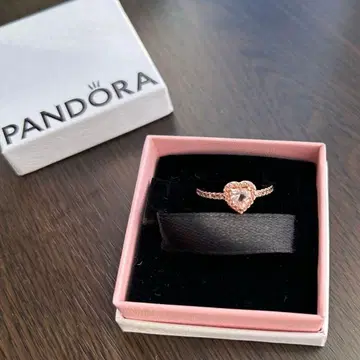 Pandora 스파클링 엘리베이티드 하트 링