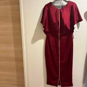 와인 레드 타이트 드레스 플레어 슬리브